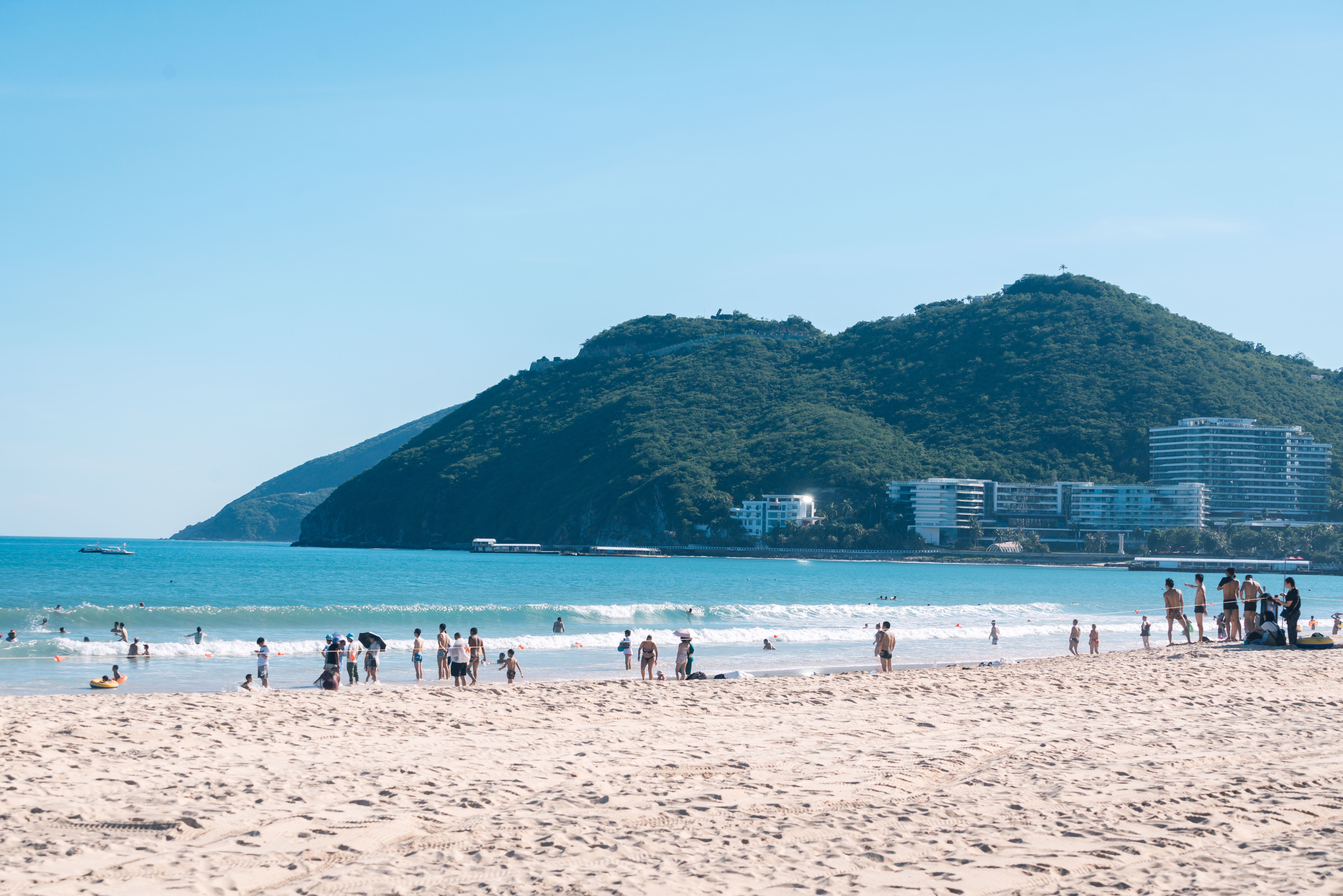 三亚大东海人山人海,2018年三亚大东海游客挤爆图片