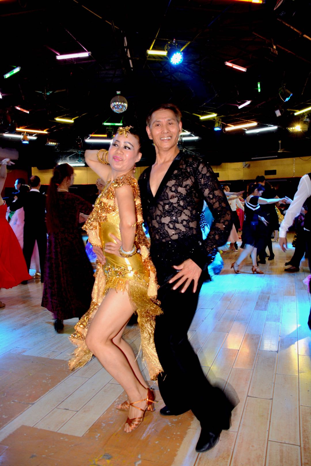 广州传奇舞厅的谢幕：有人为舞伴离婚，有人笑声中离世