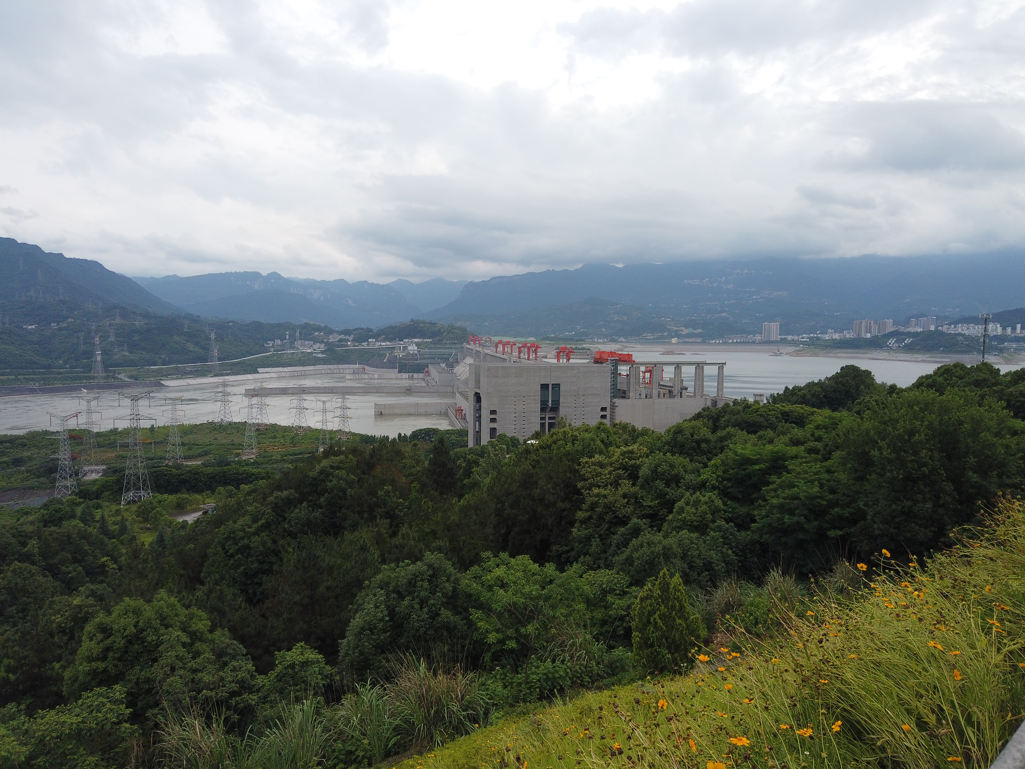 宜昌至三峡大坝自驾需要几个小时,从武汉的黄鹤楼到宜昌的三峡大坝