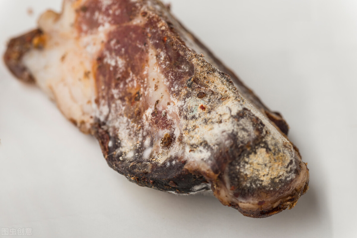 腊肉发霉了怎么处理然后继续保存,腊肉香肠发霉了可以洗洗煮了吃吗