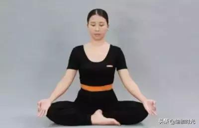 4个“坐瑜伽”，让你腹部的赘肉一斤斤地掉