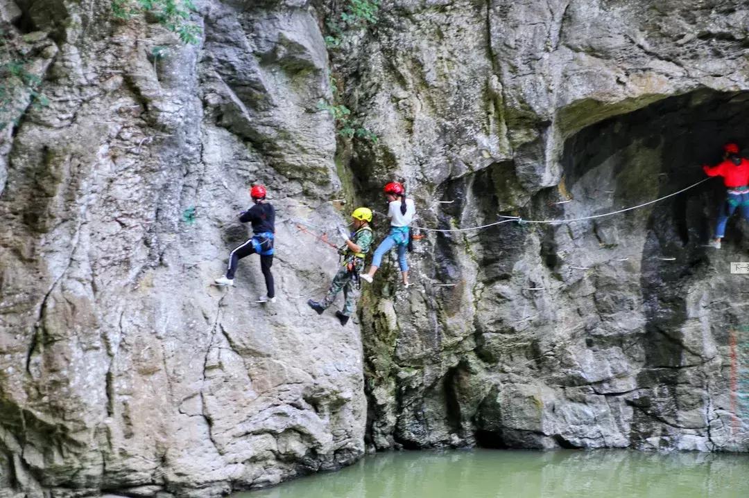 飞拉达攀岩溜索丛林溯溪地心探洞,清远飞拉达丛林探险