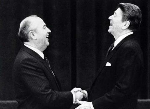 戈尔巴乔夫苏联解体事件,东欧剧变是由什么引起的