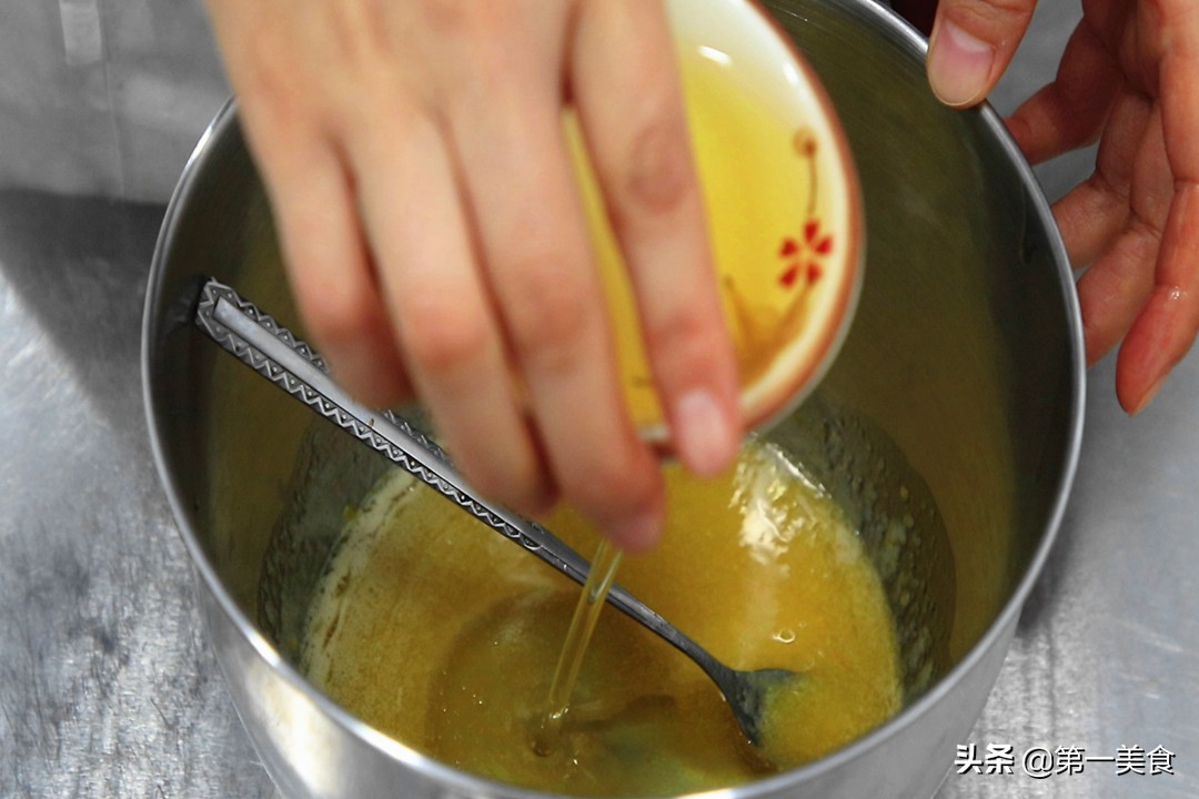 一碗面粉三个鸡蛋做糕点,一个鸡蛋半斤面粉做饼干