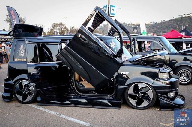 一辆不起眼的ScionxB拥有“剪刀门”“VIP风格内饰”