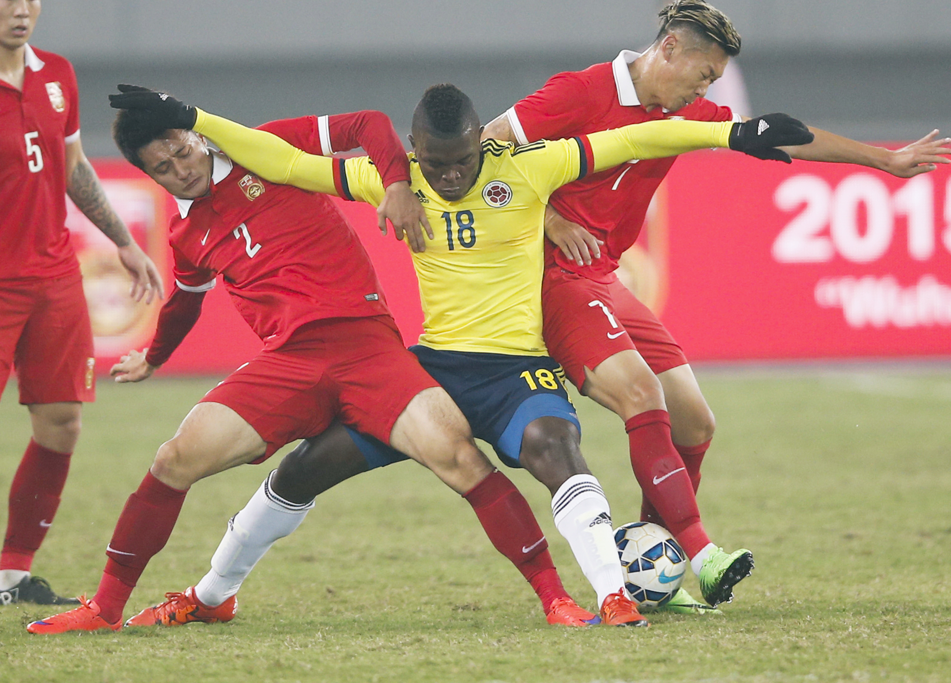 梅西17岁巴萨对尤文,17岁的梅西穿绿色巴萨球衣