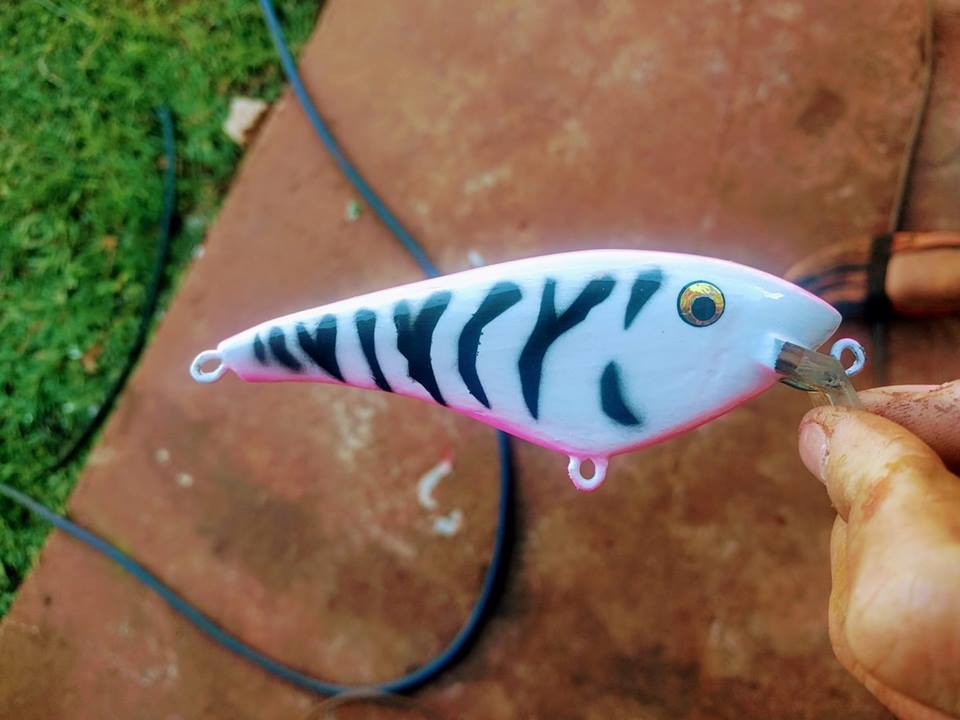 高手果然在民间，牛人不舍得买路亚鱼饵竟自己做，这手艺绝了