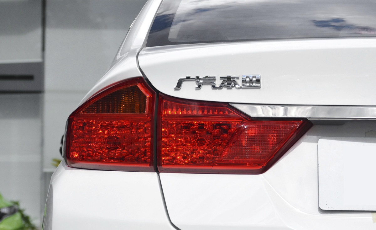 飞度三厢版价格,飞度地球梦1.592还是95