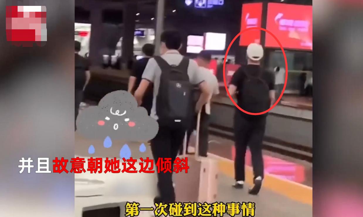 浙江女子乘高铁邻座男看“小黄片”，还故意朝其倾斜，拍下视频曝光后反遭非议？