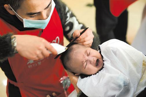宝宝死活不肯给理发,宝宝不愿意理头发怎么办