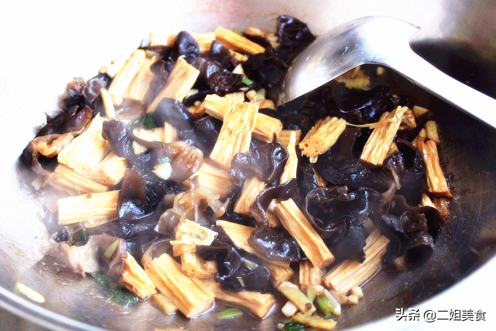 炒菜油到处飞溅怎么挡,炒菜油总是溅地上怎么办