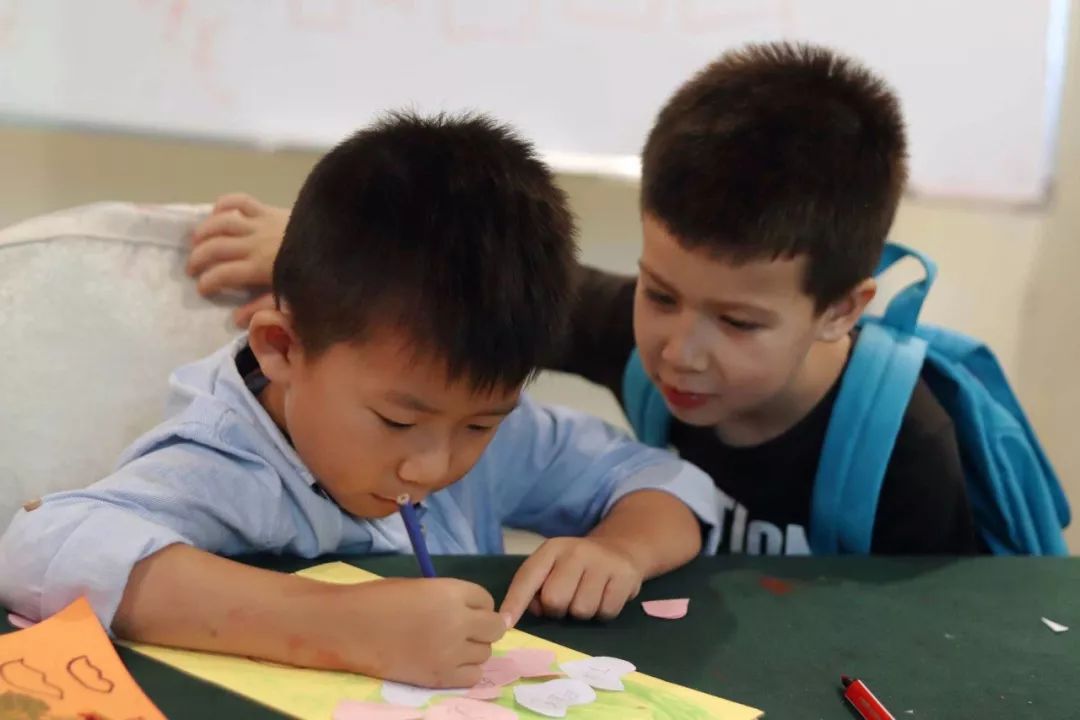 番薯汉桥夏令营进行时|书法剪纸绘画设计篮球和吃西瓜比赛