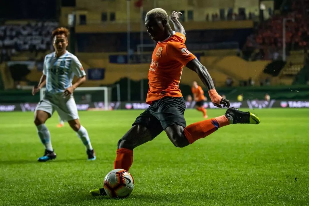 武汉卓尔0:5广州恒大,坚韧如钢铁温柔如蝶翼