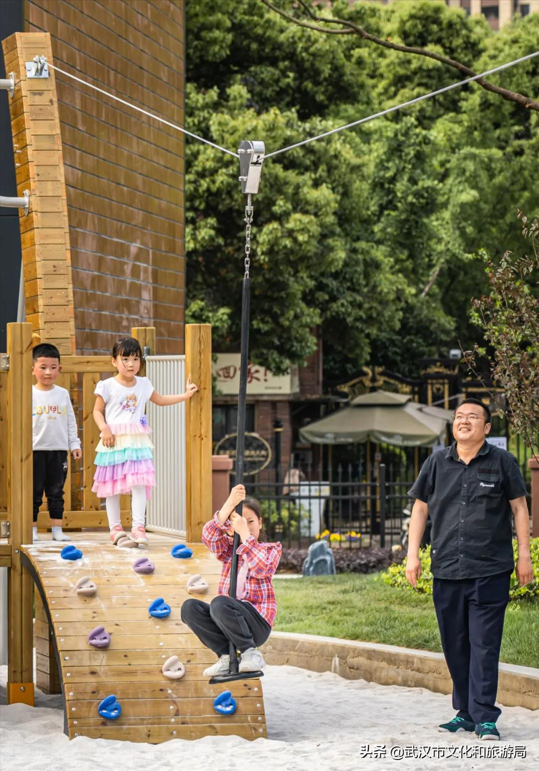 骑车给手机充电,武汉街头给手机充电路灯