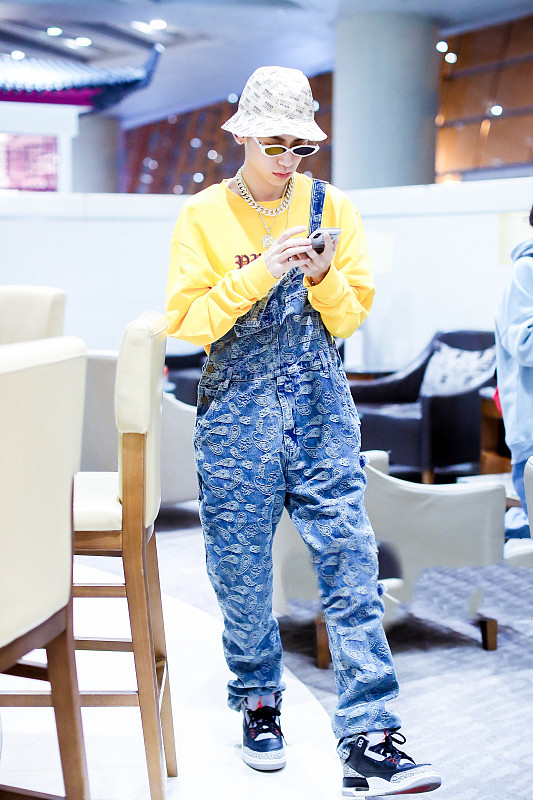 李易峰，吴亦凡等众多明星AJ鞋搭配，潮男潮女一个没少