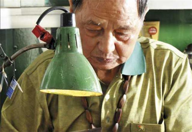 “香港刀王”陈当华:磨一把菜刀千元天价,为何顾客还是抢着买?