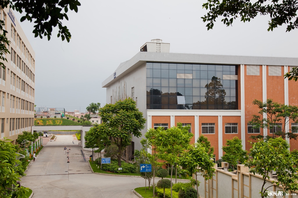 著名大学林立的华东地区,东华大学为何能占据一席之地?