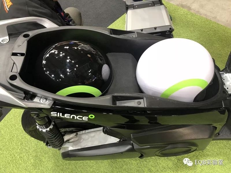 「米兰展独家」弯的电池？可当作充电宝的电池？外国人真会玩！