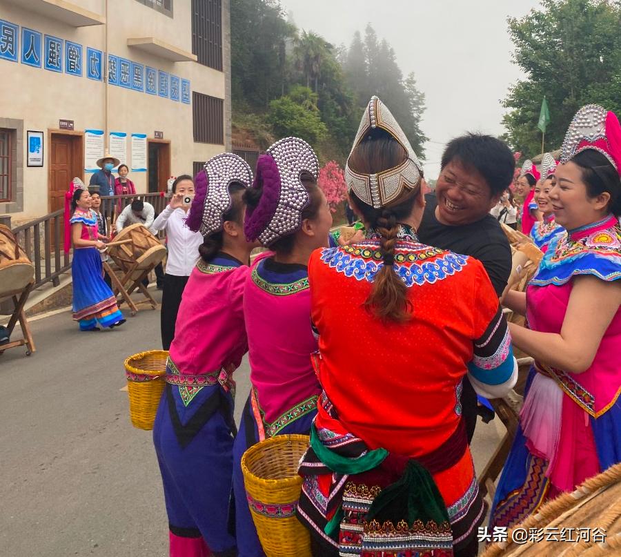 文旅搭台电商唱戏，“开秧门”助推梯田农产品走俏市场