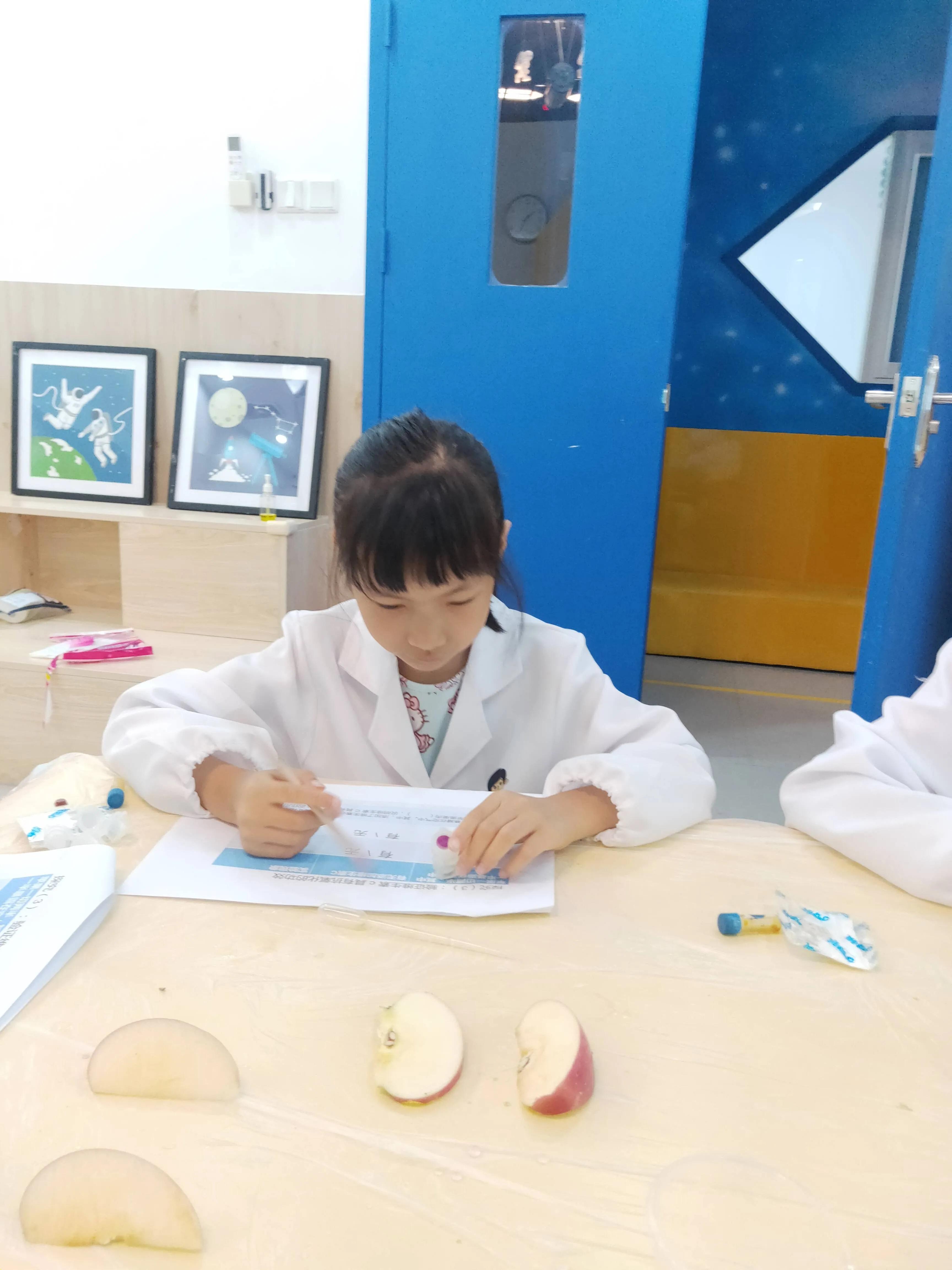 维生素C能使有色溶液还原成透明？这是为什么？