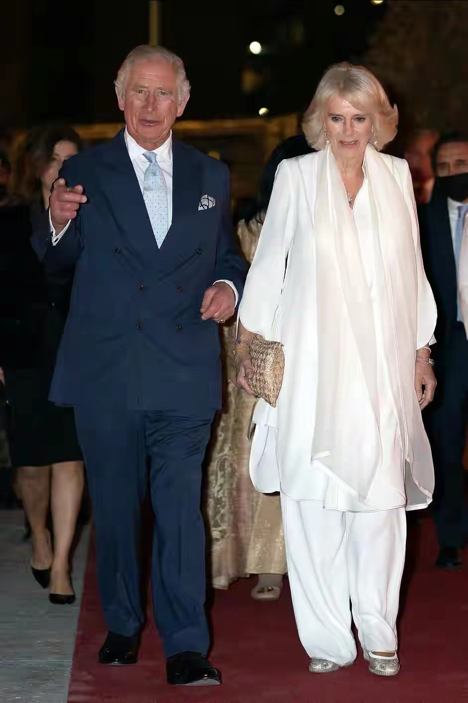 卡米拉 约旦王后 屈膝礼 (卡米拉向约旦王后行屈膝礼)