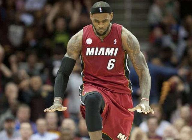 进球庆祝动作库里,进球庆祝动作库里上膛