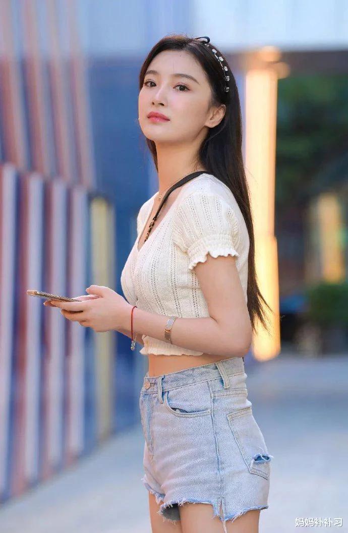 穿上了这件“荷叶边”上衣,你就是小仙女