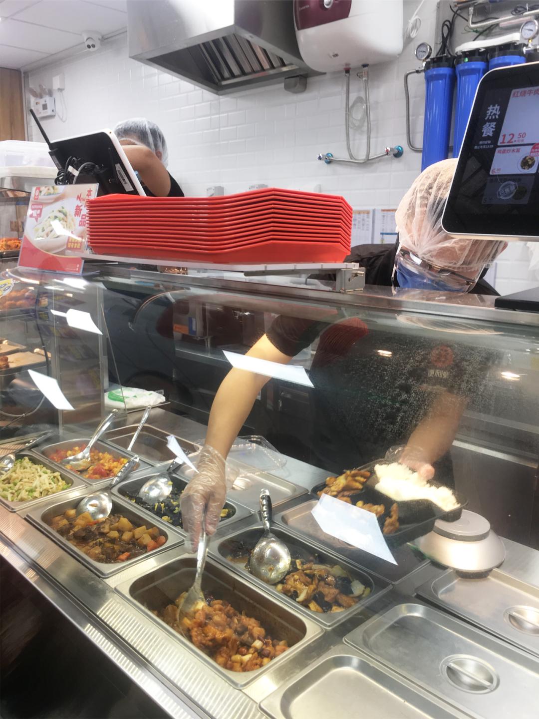 特写|郑州便利店上演“贴身战”，鲜食成各家的“头号*器武**”