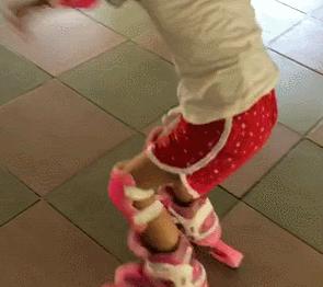 4岁孩子学滑冰总说累不好好学,女儿学溜冰说说