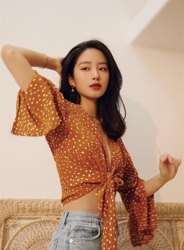 杨采钰穿搭黑色开叉长裙,杨采钰惊艳法式穿搭