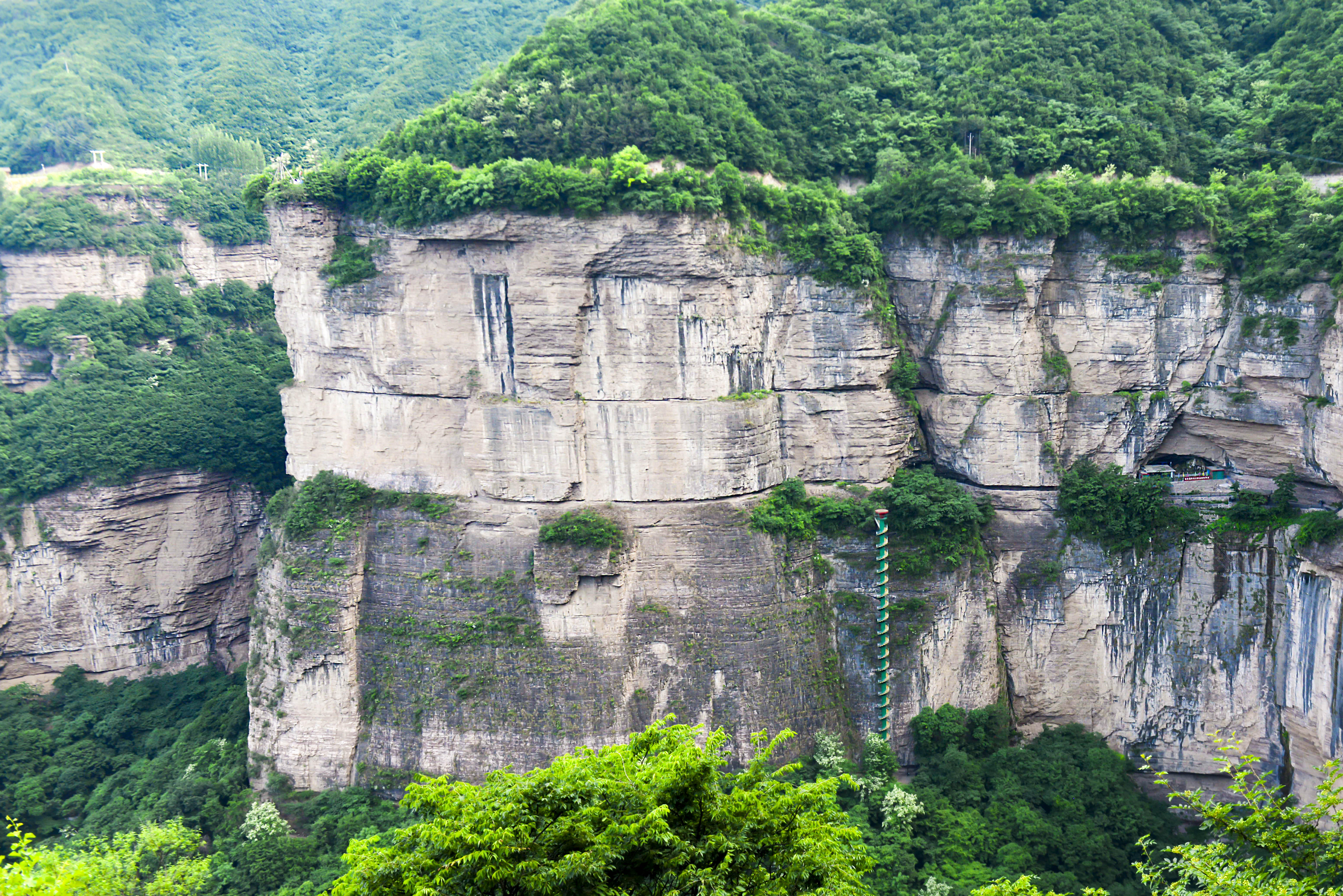 来到这里，我承认我腿有些软，但我还是痴迷于它的美
