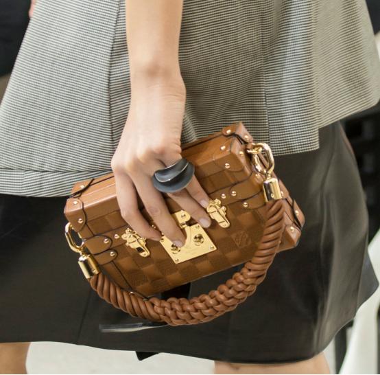 怎么识别真假lv包包的方法,如何辨别真假lv包包卡扣
