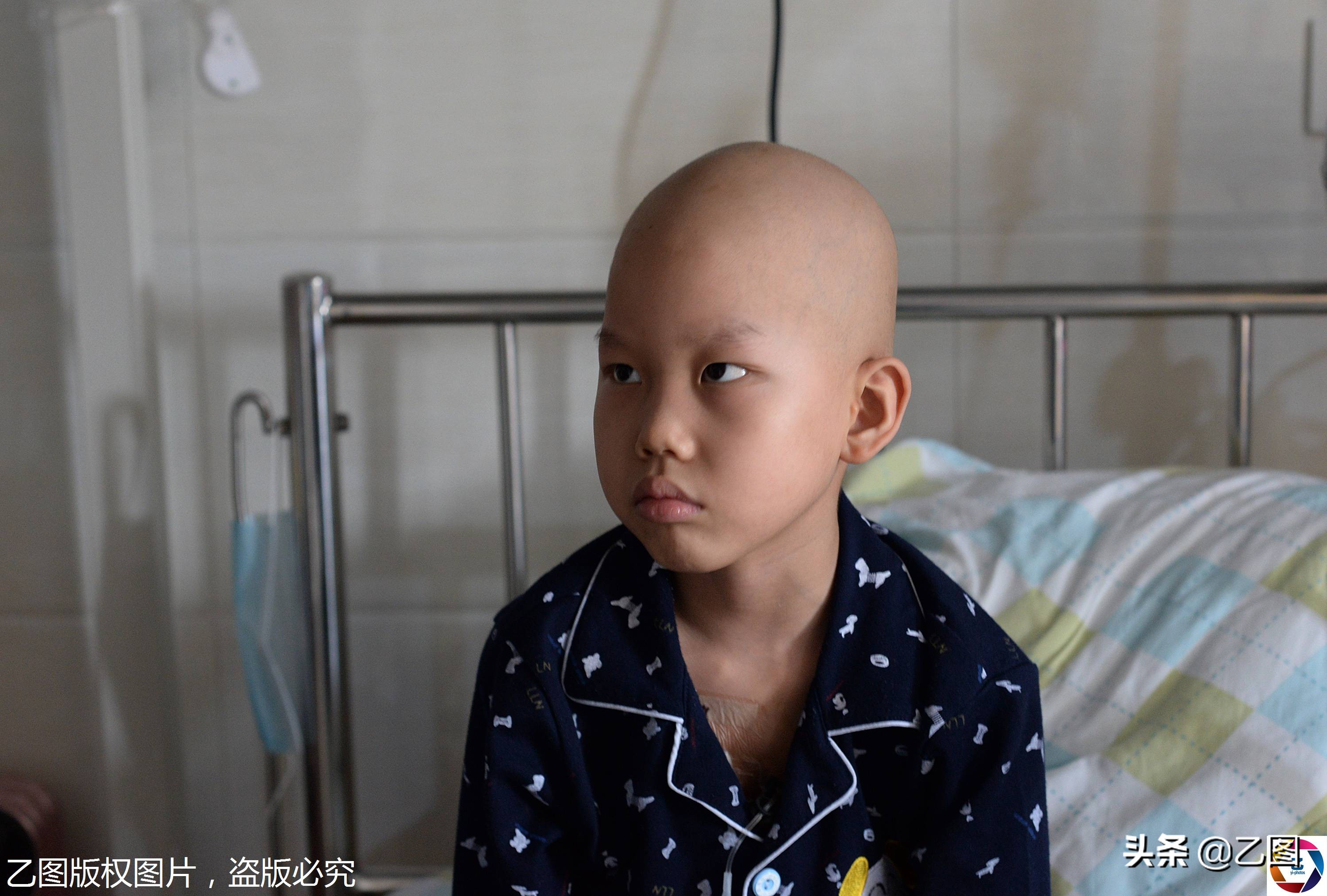 故事：长沙一男子高温下扛包爬楼，挥汗如雨，却扛不起儿子的生命