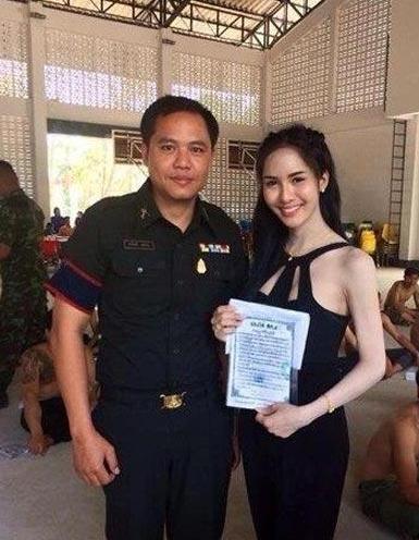 泰国抽签征兵现场美女,泰国征兵现场女生