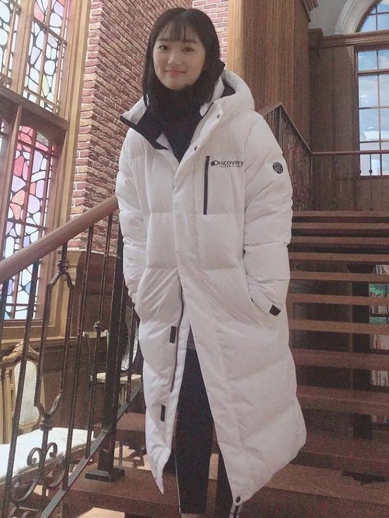 韩国女艺人告诉你，这才是今年最流行的羽绒服款式