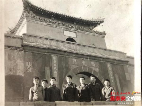 故事丨1971年小年前夜我把电影机挑上泰山