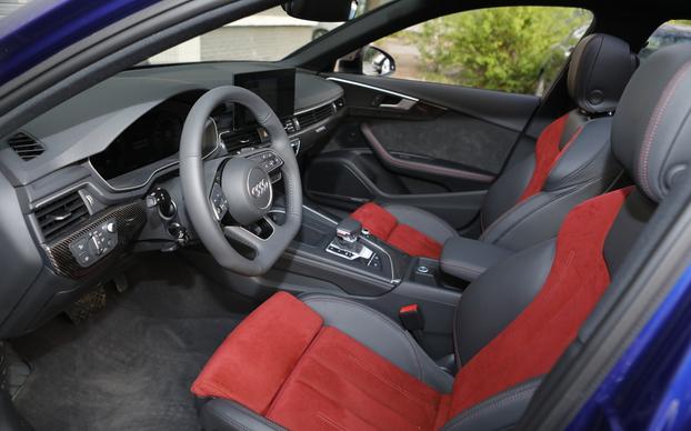 豪华动感奥迪a4l,奔驰c260和奥迪a4l试驾对比