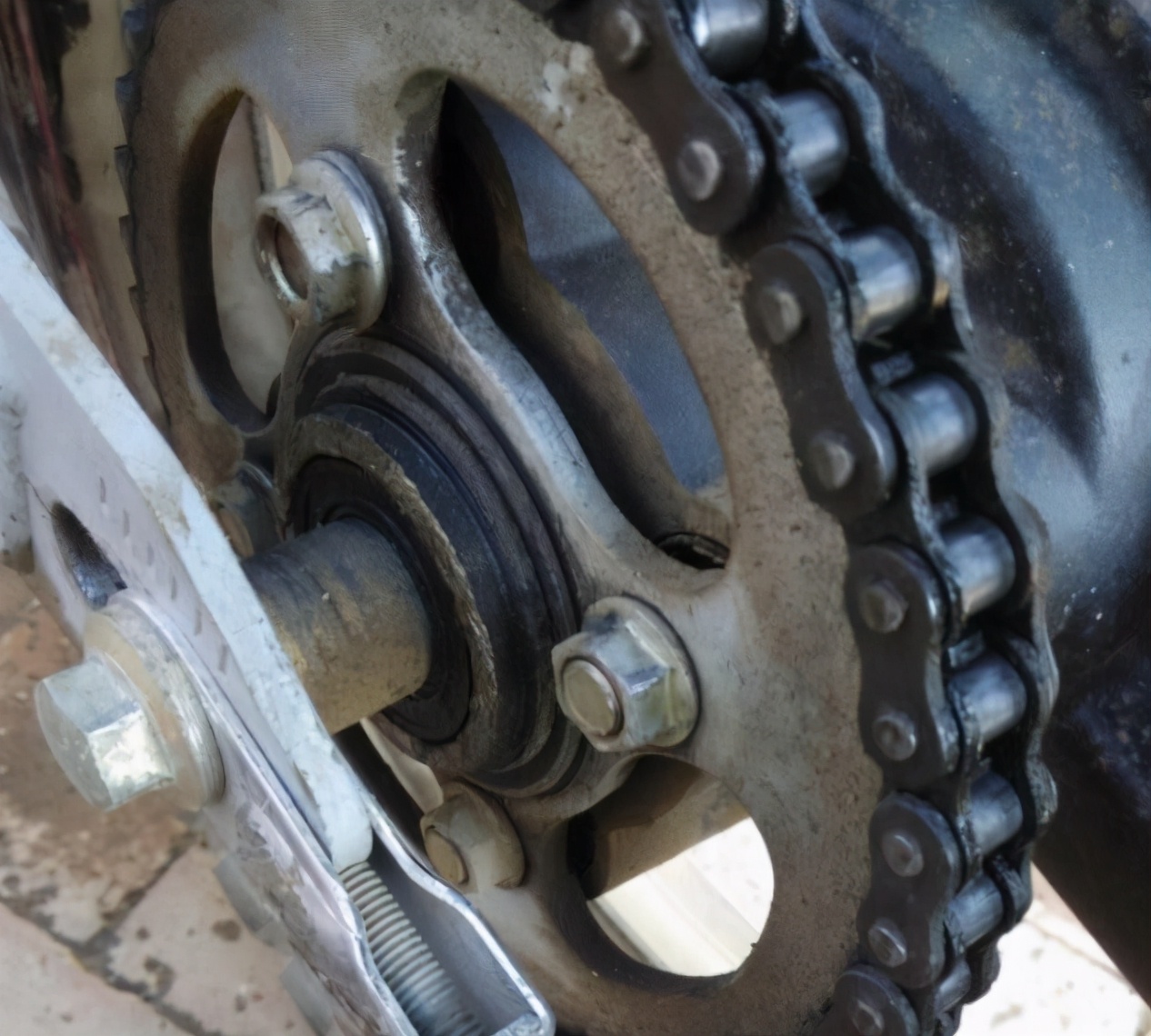 摩托车链条到底要不要加机油,摩托车链条有必要上油吗