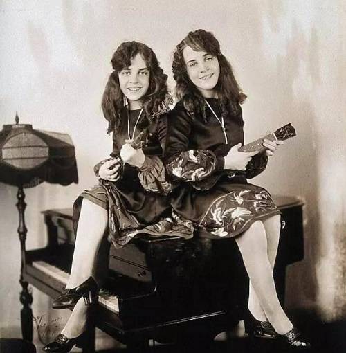 连体姐妹被抛弃意外发现暴富之路,一对姐妹花被父母抛弃