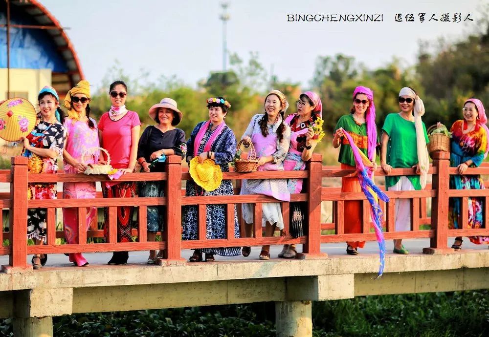 做把“村姑”，走进海南灯火灿烂的火龙果园