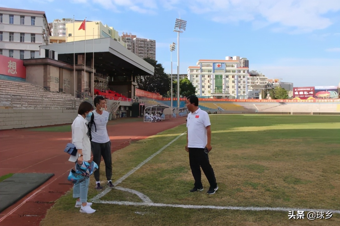 取经交流丨梅县区体育局和富力足球学校赴五华参观交流办赛经验