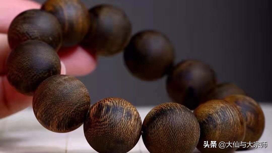 1串43克的绿奇楠手串目前价位多少,100元左右的奇楠手串是真的吗