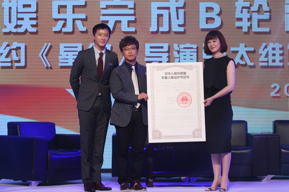 乐华大门疑似被泼红漆,门口写着“*压打**艺人”等标签,孟美岐躺枪