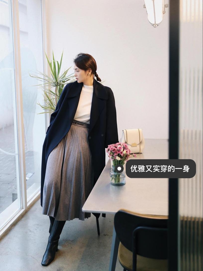 “大衣+裙子”，冬天这么穿，美得优雅又大方