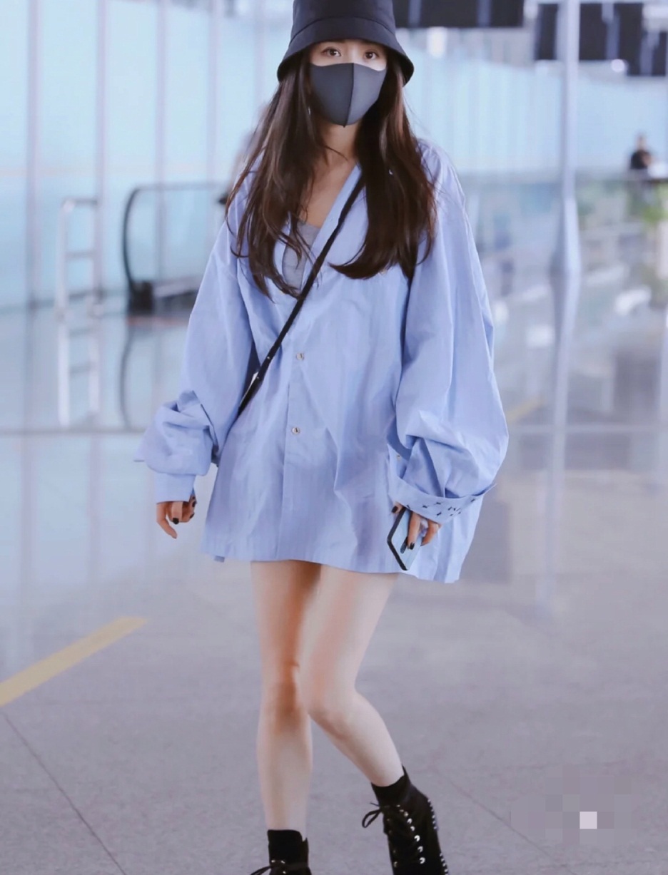 肤白貌美大长腿，杨幂不仅身材出挑，而且穿搭也如此出众