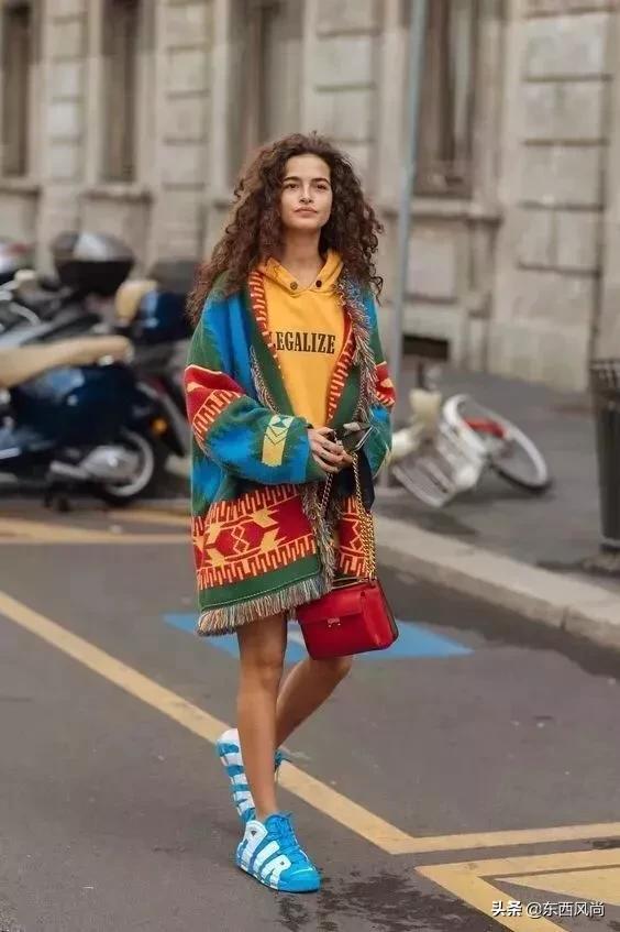 卫衣里面穿高领打底衫,高领卫衣加绒的穿搭