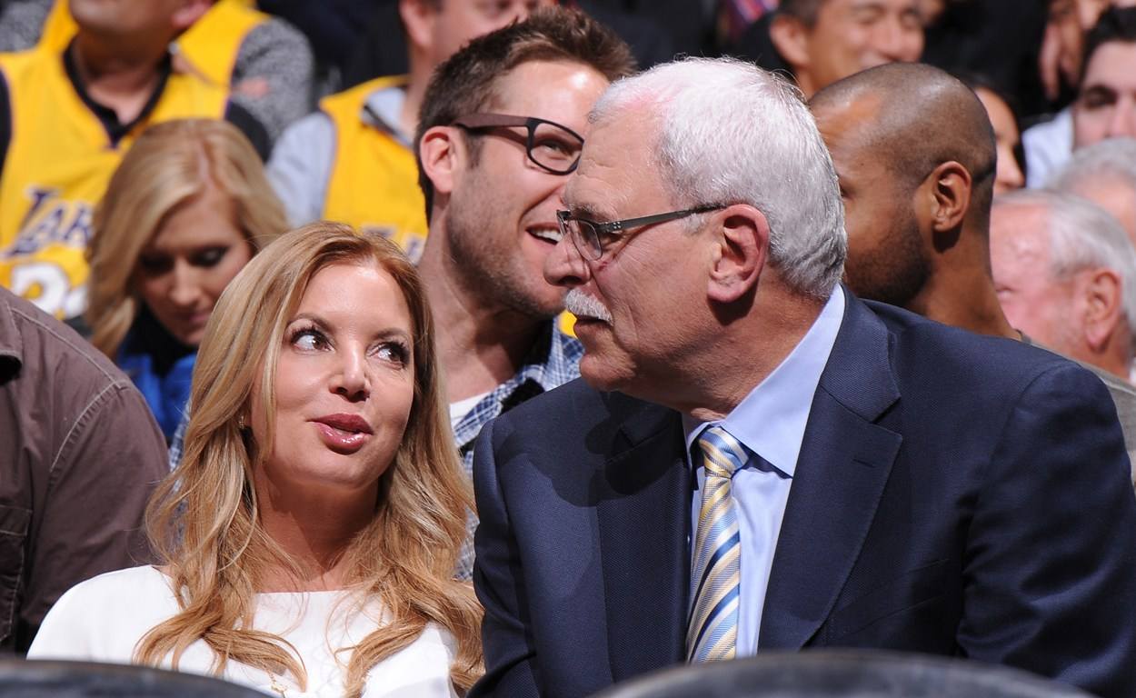 珍妮巴斯接手湖人,湖人老板珍妮巴斯和魔术师