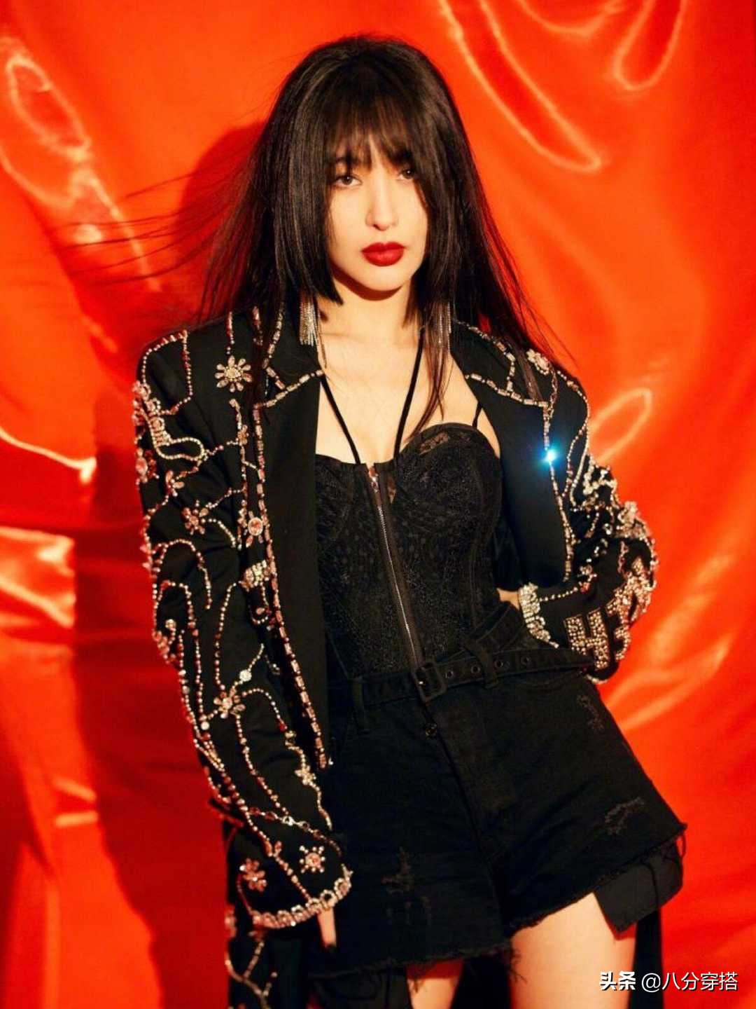 李菲儿太懂“时尚”，黑色垫肩西装配吊带潇洒利落，又美又飒