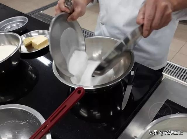 不用出门自己在家做蛋糕,不能出门就自己做了一个蛋糕