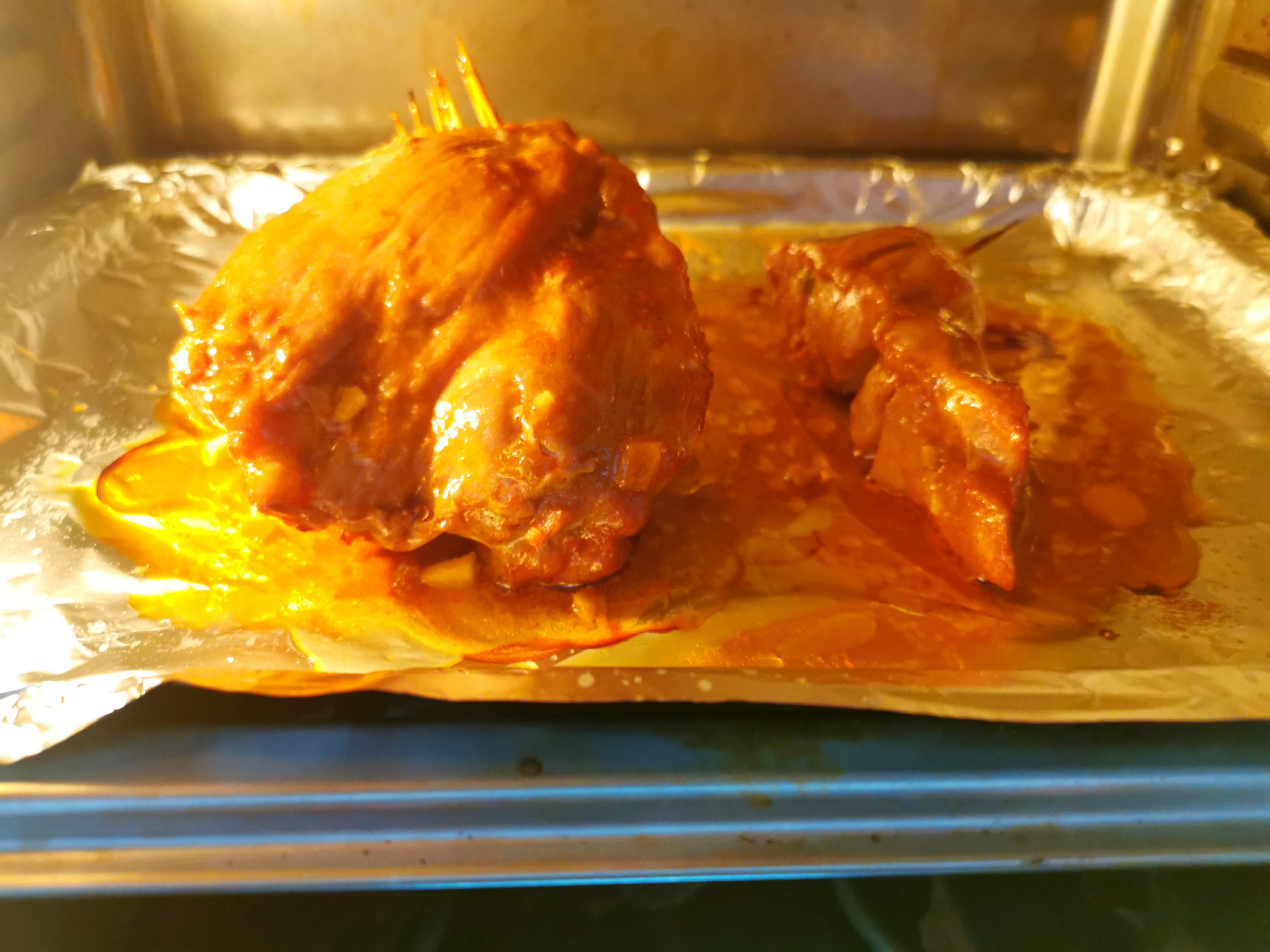 叉烧肉里的咸蛋黄怎么放进去的,挂炉港式咸蛋黄叉烧肉的正宗做法